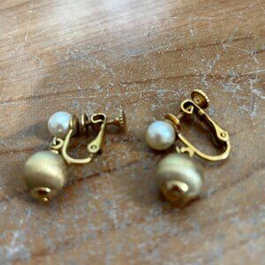 VINTAGE GOLD TONE FAUX PEARLS EARRINGS SCREW ON GOOD CONDITION.